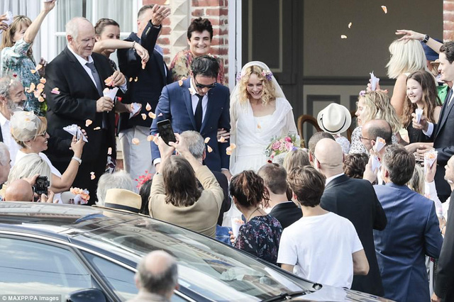  Ca sỹ kiêm diễn viên Vanessa Paradis đã kết hôn với đạo diễn Samuel Benchetrit tại Pháp hồi cuối tuần qua 