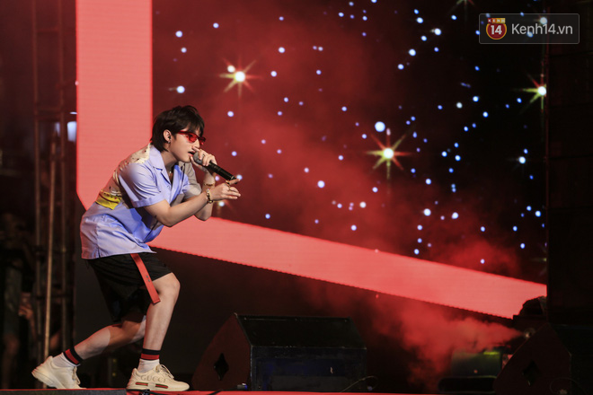 Sơn Tùng M-TP mặc quần đùi, lần đầu hát Chạy ngay đi Remix trong đêm nhạc phố đi bộ - Ảnh 2.