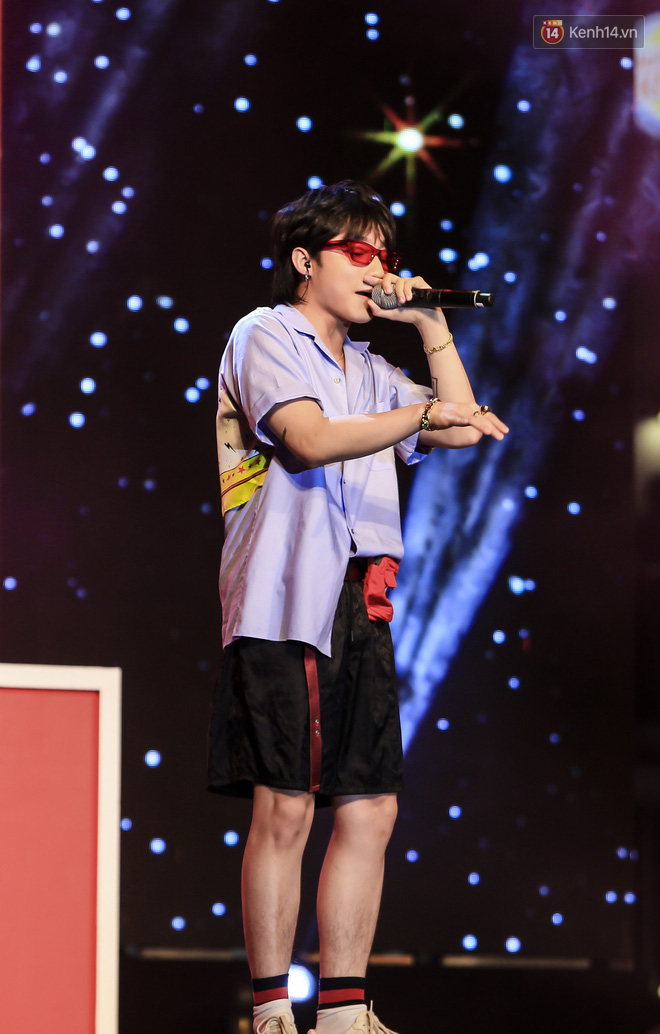 Sơn Tùng M-TP mặc quần đùi, lần đầu hát Chạy ngay đi Remix trong đêm nhạc phố đi bộ - Ảnh 5.
