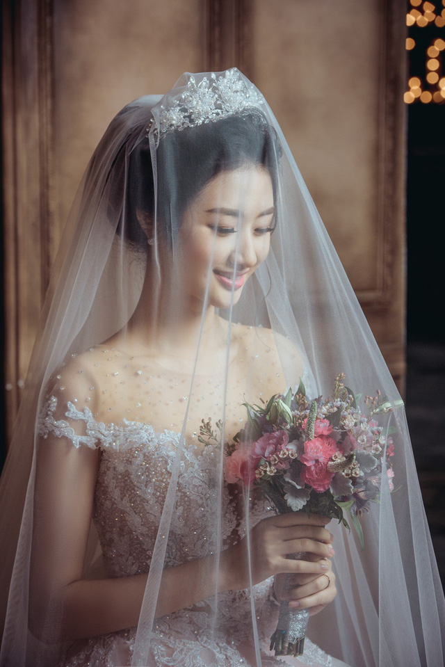 Sau khi lấy chồng, Hoa hậu Bản sắc Việt toàn cầu 2016 gần như rút lui khỏi làng giải trí trong sự tiếc nuối của nhiều người. Hoa hậu Thu Ngân từng gây bất ngờ khi chia sẻ dí dỏm, cô sợ già sẽ bị ế nên quyết định lập gia đình sớm.