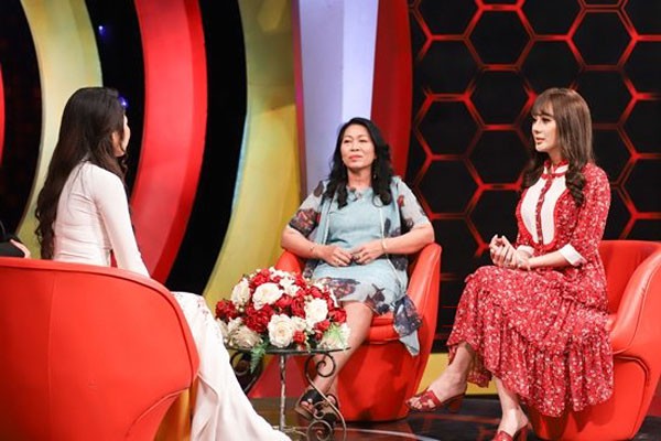 Ca sĩ Lâm Khánh Chi và mẹ chồng xuất hiện trong chương trình Mẹ chồng nàng dâu.