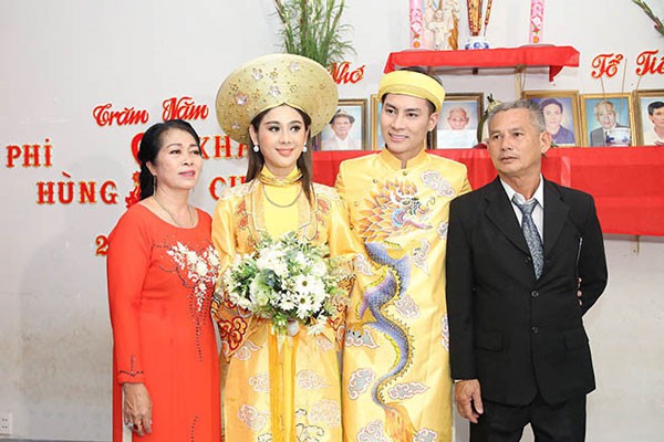 Vợ chồng Lâm Khánh Chi- Ken và bố mẹ chồng trong ngày trọng đại.