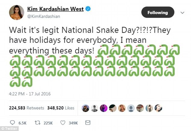 Thâm như Taylor Swift: Đeo ba lô da rắn ra phố đúng ngày kỷ niệm 2 năm bị Kim Kardashian gọi là rắn - Ảnh 1.