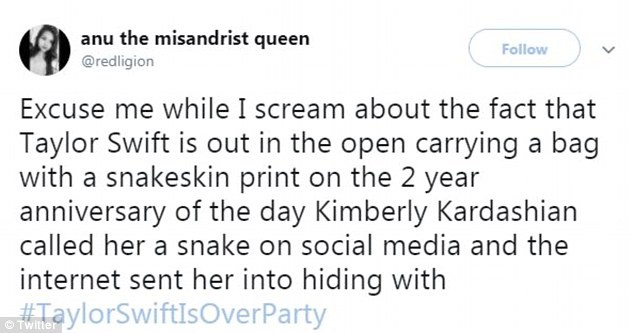 Thâm như Taylor Swift: Đeo ba lô da rắn ra phố đúng ngày kỷ niệm 2 năm bị Kim Kardashian gọi là rắn - Ảnh 5.