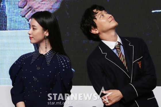 Sau tin đồn hẹn hò, thánh sống Kang Dong Won và Han Hyo Joo ngại ngùng, lớ lờ lơ nhau trong lần đầu lộ diện - Ảnh 10.