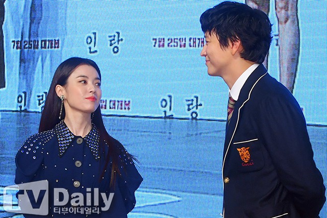 Sau tin đồn hẹn hò, thánh sống Kang Dong Won và Han Hyo Joo ngại ngùng, lớ lờ lơ nhau trong lần đầu lộ diện - Ảnh 9.