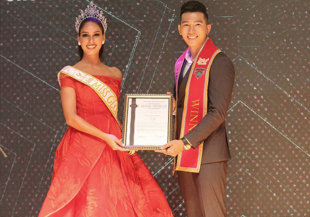 Cô đến Hà Nội để trao bản quyền cử đại diện tham dự cuộc thi Hoa hậu quốc tế Miss Global cho đại diện Ngọc Tình.