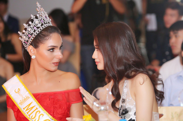 Người đẹp vui vẻ trò chuyện cùng Hoa hậu Thu Ngân.