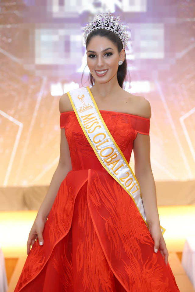Sự xuất hiện của đương kim Miss Global - Barbara Vitorelli thu hút sự chú ý của các khách mời. Người đẹp đến từ Brazil, diện đầm đỏ rực rỡ.