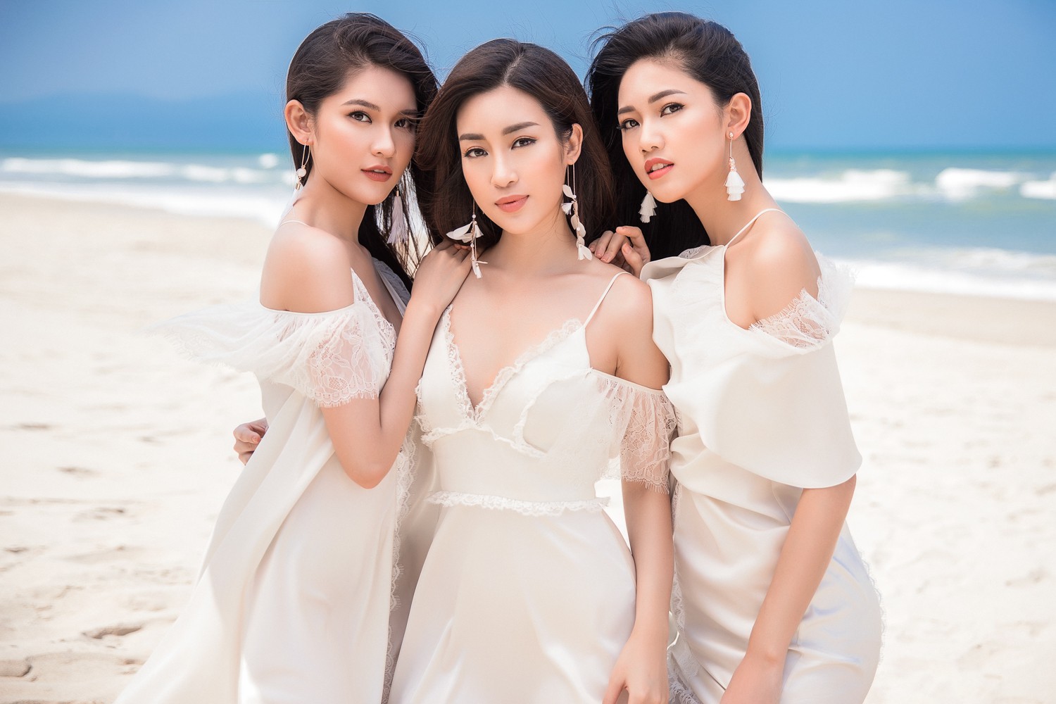 Cả 3 diện đầm trắng, khoe nhan sắc hút hồn trên bãi biển Đà Nẵng.
