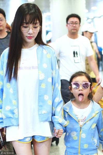  Lý Tiểu Lộ xuất hiện cùng con gái tại sân bay ở Bắc Kinh, Trung Quốc, ngày 5/8. 