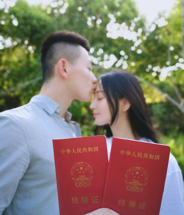  Vợ chồng Trương Hinh Dư khoe chứng nhận kết hôn. 