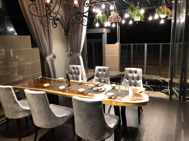 Phòng ăn với không gian mở cùng hệ thống chiếu sáng ấm áp, chiếc bàn ăn được làm từ gỗ nguyên khối mang phong cách cổ điển và sang trọng.