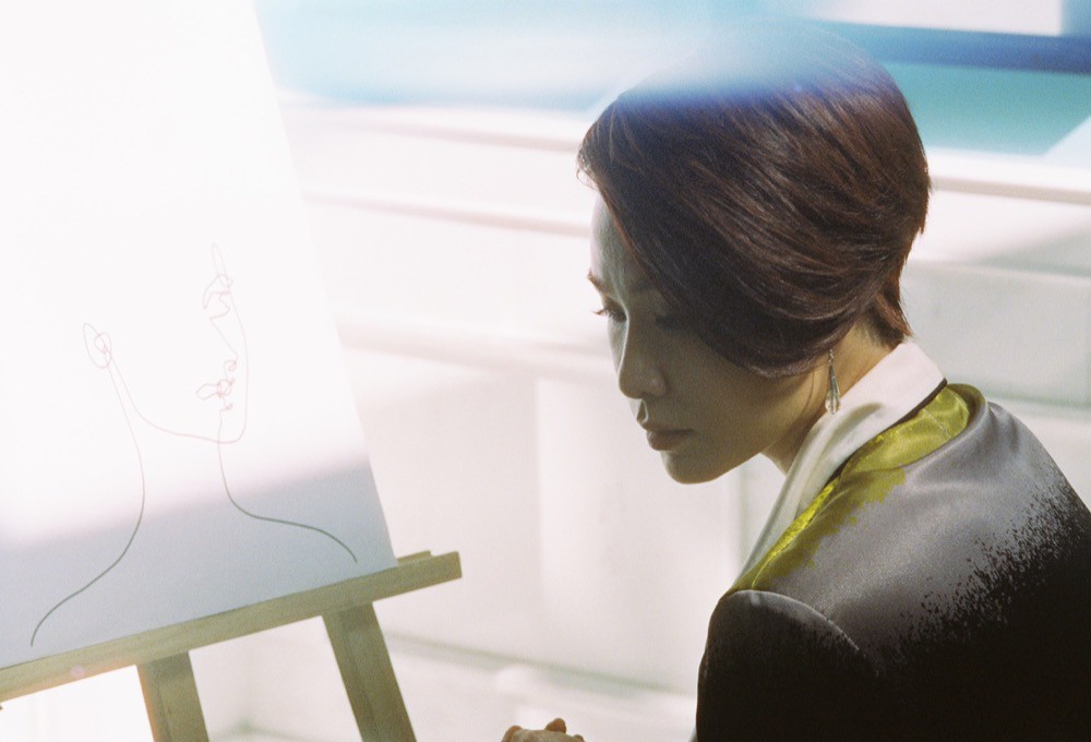 Uyên Linh hợp tác cùng Giám khảo Next Top - Nam Trung trong MV cuối cùng của album Portrait - Ảnh 2.