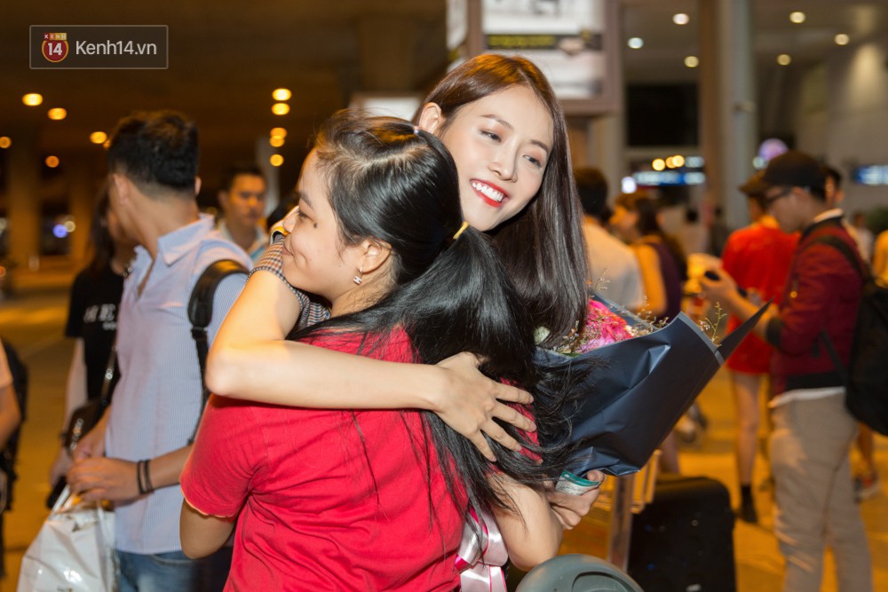 Hoa hậu Ngọc Châu và Á hậu Mỹ Nhân mộc mạc xuất hiện tại sân bay Việt Nam sau hành trình Miss Supranational Vietnam 2018 - Ảnh 10.