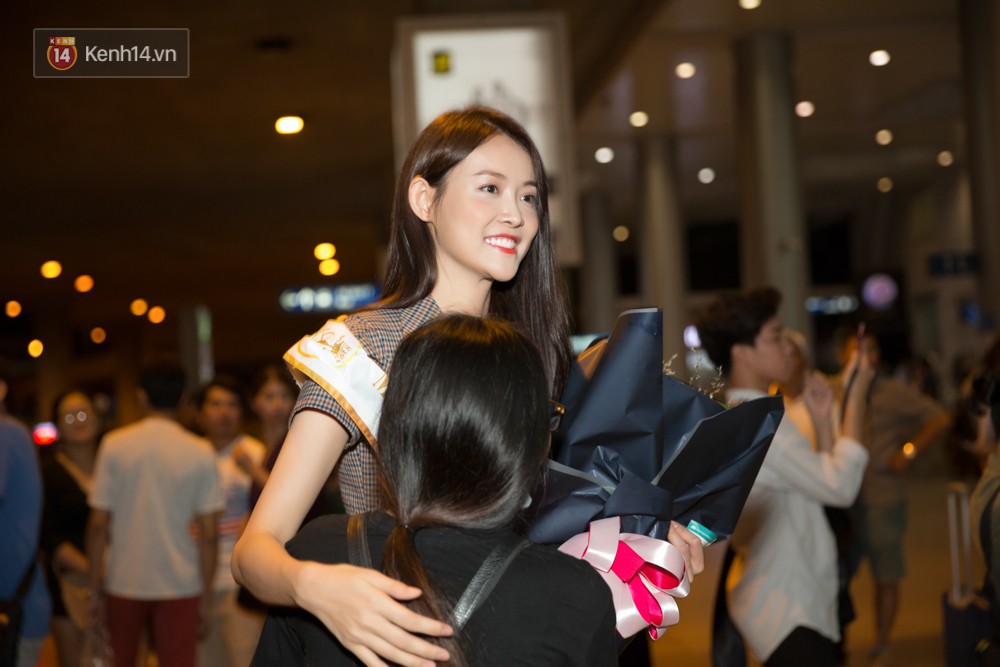 Hoa hậu Ngọc Châu và Á hậu Mỹ Nhân mộc mạc xuất hiện tại sân bay Việt Nam sau hành trình Miss Supranational Vietnam 2018 - Ảnh 12.