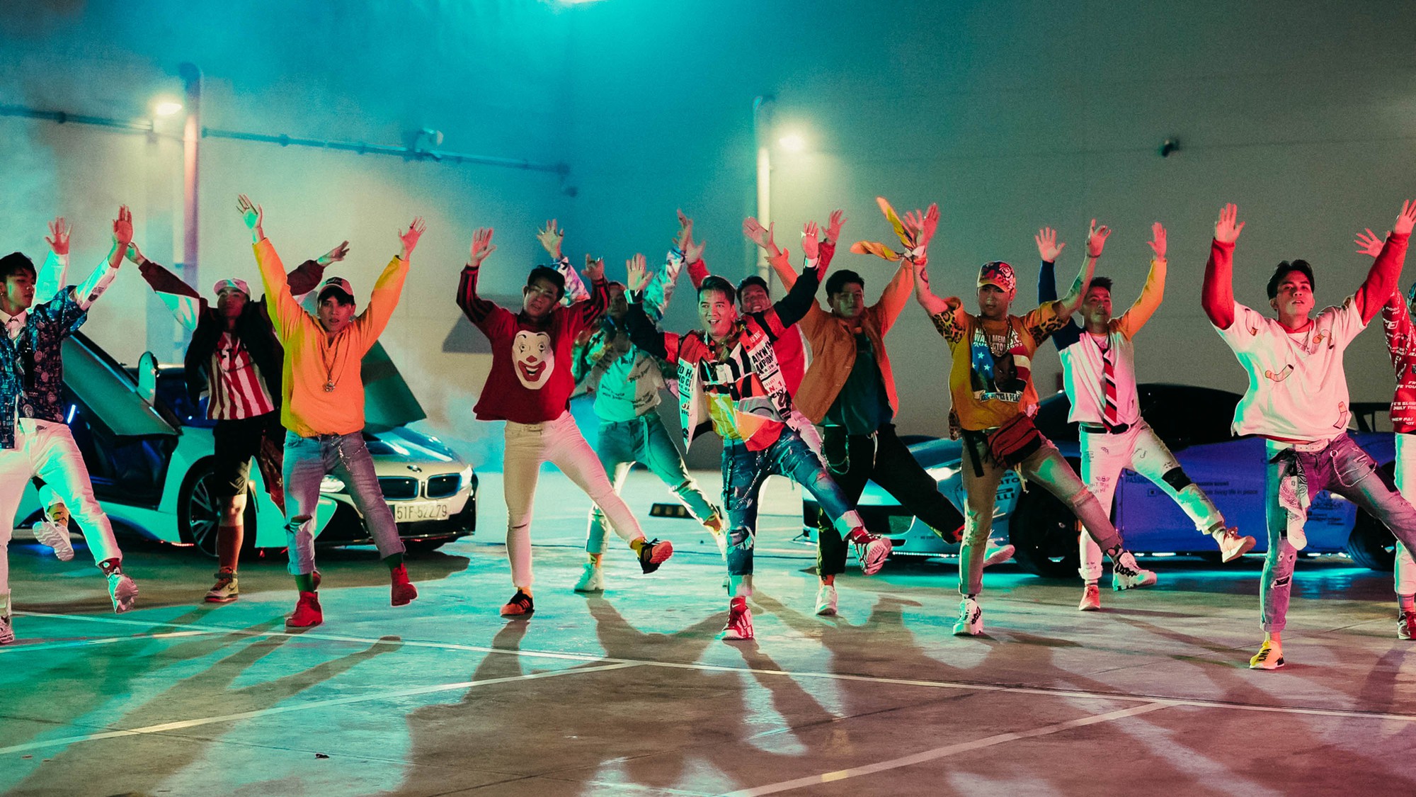 Đàm Vĩnh Hưng chịu chơi mang toàn đồ hiệu, siêu xe khủng vào MV bản Dance, không kém sản phẩm chính - Ảnh 6.