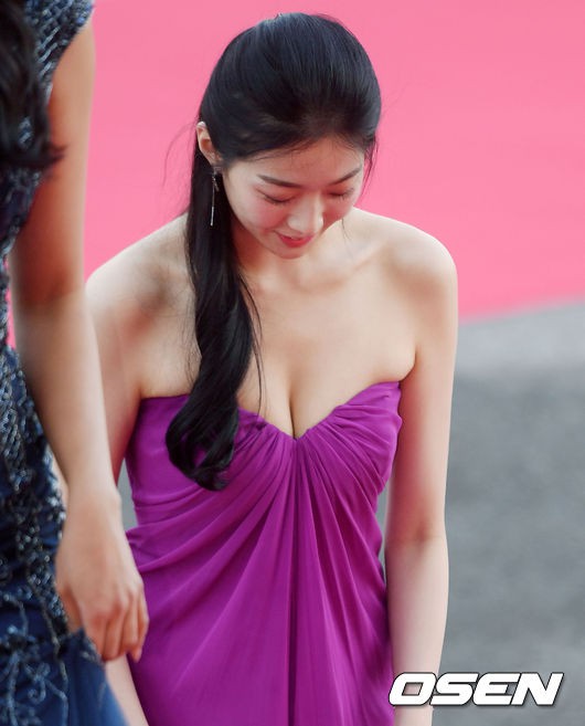 Tân Hoa hậu Hàn Quốc hứng gạch vì diện đầm như quấn khăn lên thảm đỏ Korea Drama Awards, nhan sắc tranh cãi - Ảnh 3.