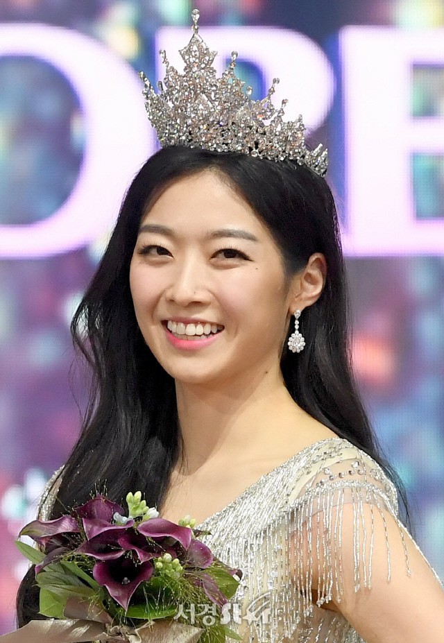 Tân Hoa hậu Hàn Quốc hứng gạch vì diện đầm như quấn khăn lên thảm đỏ Korea Drama Awards, nhan sắc tranh cãi - Ảnh 4.