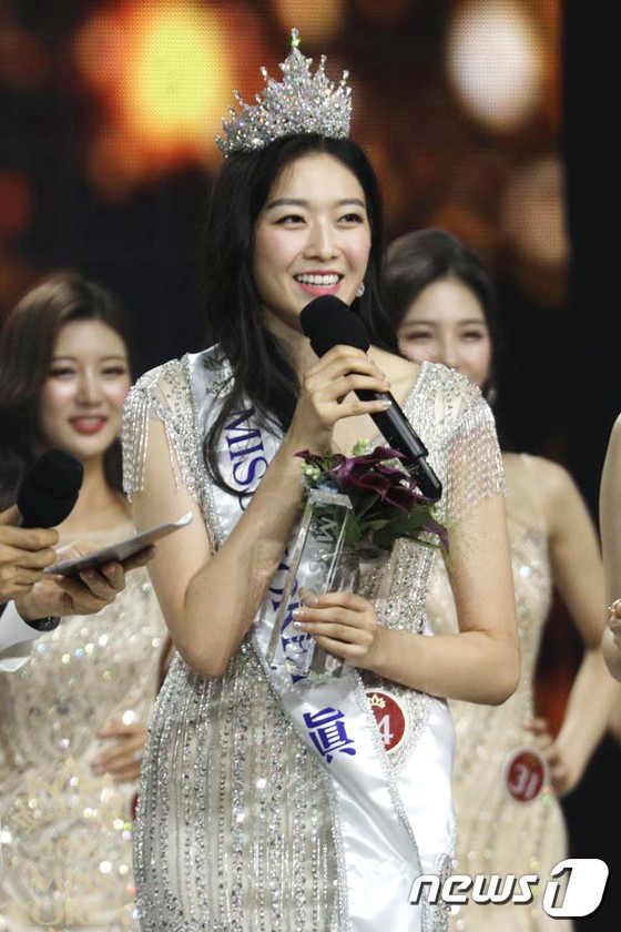 Tân Hoa hậu Hàn Quốc hứng gạch vì diện đầm như quấn khăn lên thảm đỏ Korea Drama Awards, nhan sắc tranh cãi - Ảnh 5.