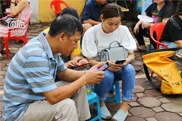 Trong thời gian thi sinh làm bài, những quán trà đá xung quanh điểm thi là địa điểm lý tưởng để ngồi đợi.