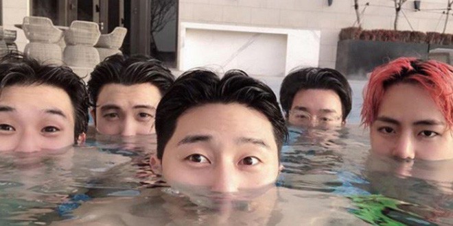 Chiếc thuyền ngoài xa Park Seo Joon và Choi Woo Sik: Đôi bạn thân dở hơi biết bơi từng bị đồn hẹn hò đồng tính - Ảnh 1.