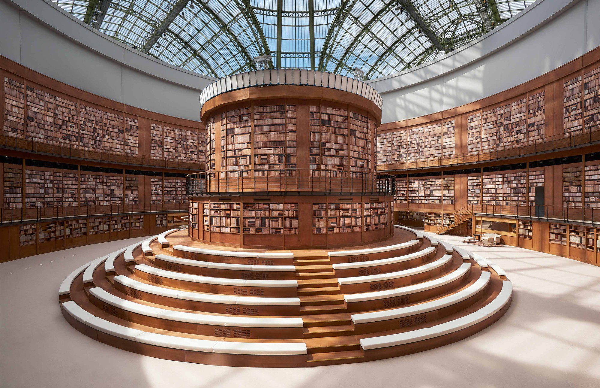Lên đồ kiểu tomboyloichoi, Châu Tấn chẳng ngán bị lọt thỏm giữa thư viện khổng lồ của Chanel - Ảnh 2.