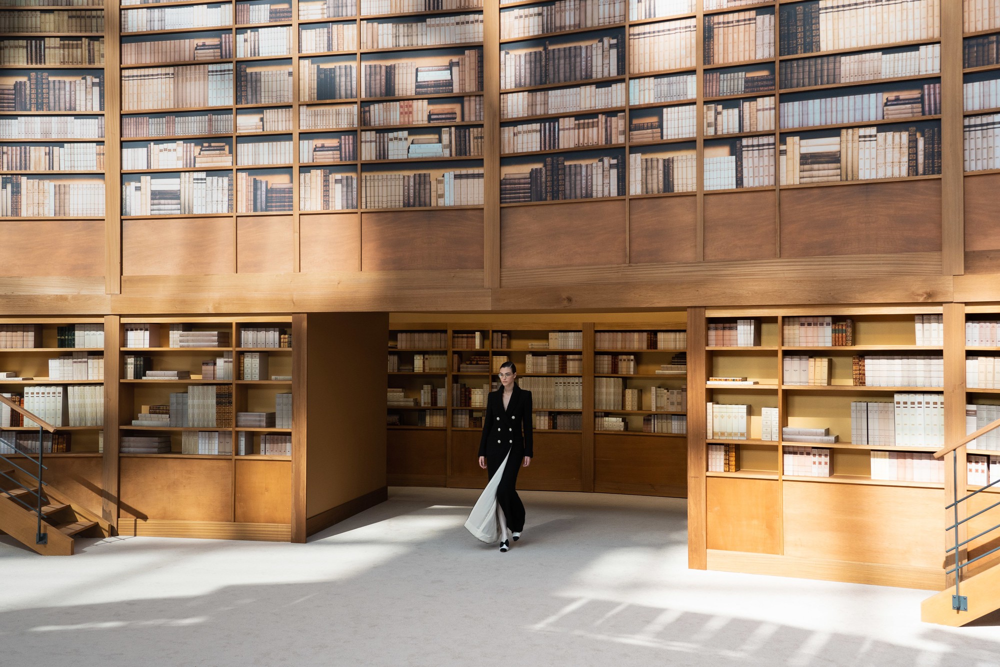 Lên đồ kiểu tomboyloichoi, Châu Tấn chẳng ngán bị lọt thỏm giữa thư viện khổng lồ của Chanel - Ảnh 3.