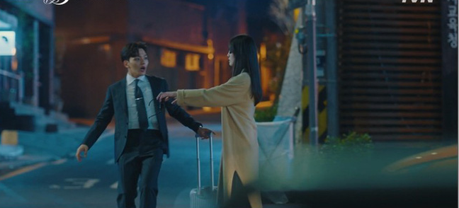 Hậu vượt mặt Song Joong Ki, Hotel del Luna tiếp tục gây sốt với màn diệt quỷ ác cực ngầu của IU trong tập mới nhất - Ảnh 4.