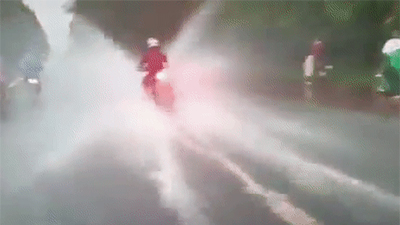 Clip gây phẫn nộ: Thanh niên phóng mô tô như bay trên đường ngập úng khiến nhiều người ướt sũng