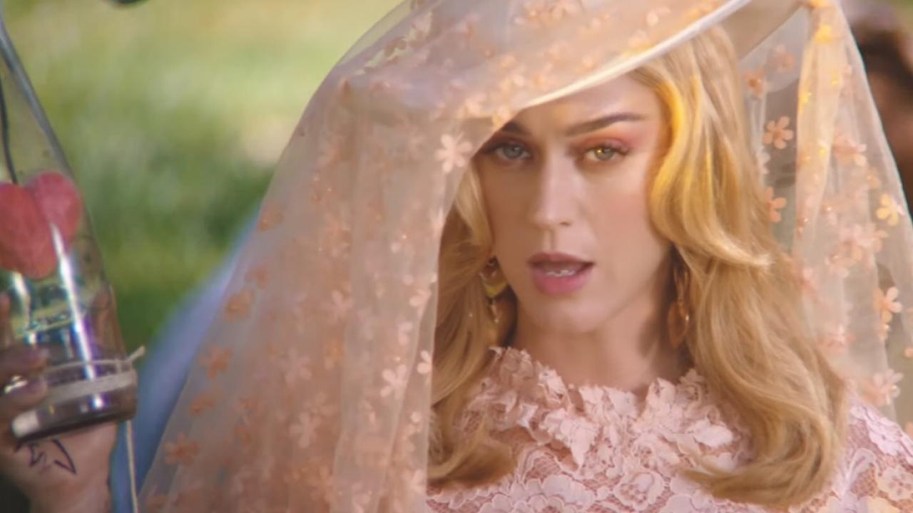 Bị chê hát live dở tệ, Katy Perry quay clip hát Never Really Over phản pháo… trong nhà vệ sinh