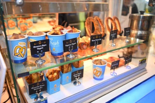 Không chỉ có chiếc Pretzel với hình dạng xoắn đặc trưng, Auntie Anne's còn mang tới cho các bạn trẻ những chiếc Stix và Nuggets thơm ngon với hương vị vô cùng đa dạng từ mặn với vị tỏi, xúc xíc tới ngọt với quế đường, phô mai, hạnh nhân.