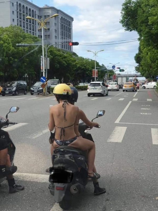 Bức ảnh 2 cô gái trẻ mặc bikini 2 mảnh đi xe máy trên đường đang khiến dân mạng xôn xao bàn tán.