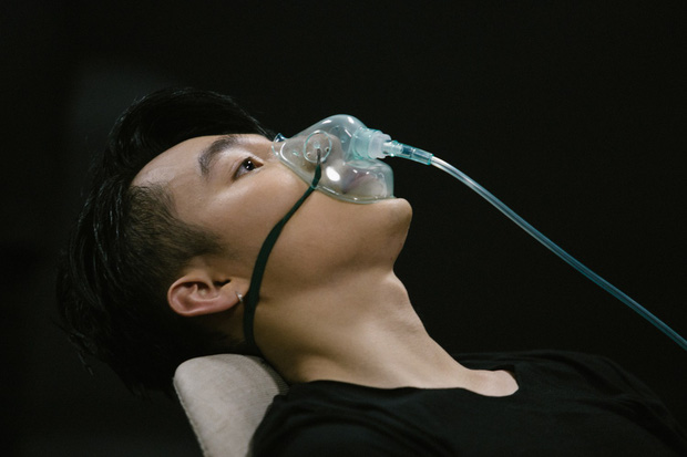 Diễn quá sung tại Sky Tour Đà Nẵng, Sơn Tùng M-TP buộc phải thở ô-xy để ổn định sức khỏe khiến fan lo sốt vó - Ảnh 2.