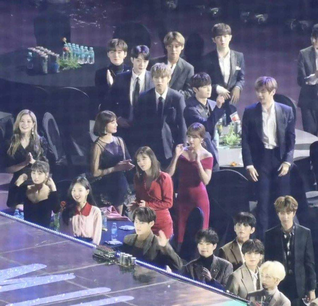 Soi lại loạt khoảnh khắc  liếc mắt đưa tình  này của Kang Daniel và Jihyo mới thấy: Lễ trao giải đúng là nơi chắp cánh tình yêu!
