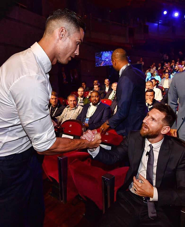 Ronaldo chủ động bắt tay Messi.