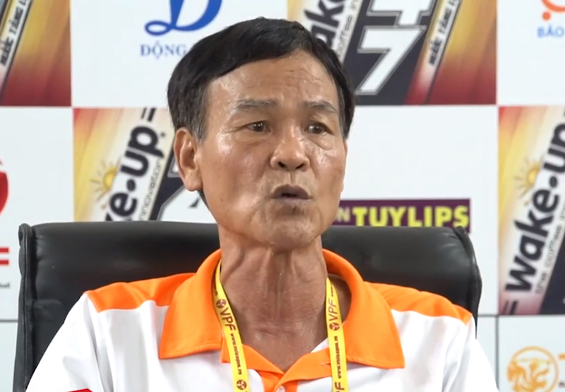 Huấn luyện viên Nguyễn Văn Dũng của đội bóng Nam Định