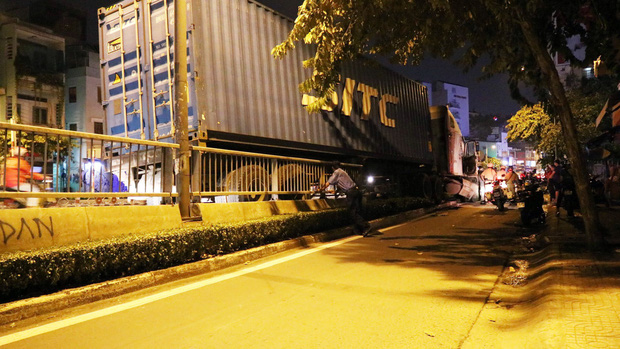 Người dân gào thét “mất thắng” khi xe container đổ dốc cầu ở Sài Gòn, cô gái 20 tuổi và 2 người khác bị thương nặng - Ảnh 1.
