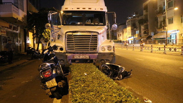 Người dân gào thét “mất thắng” khi xe container đổ dốc cầu ở Sài Gòn, cô gái 20 tuổi và 2 người khác bị thương nặng - Ảnh 3.