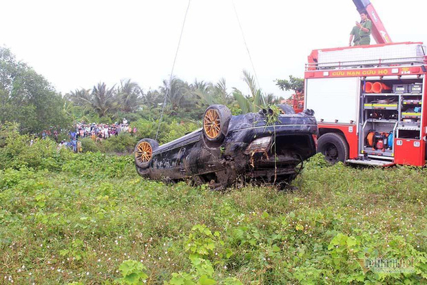 Vụ 3 thi thể trong xe Mercedes nằm dưới kênh: Hé lộ người cầm lái và nguyên nhân tai nạn