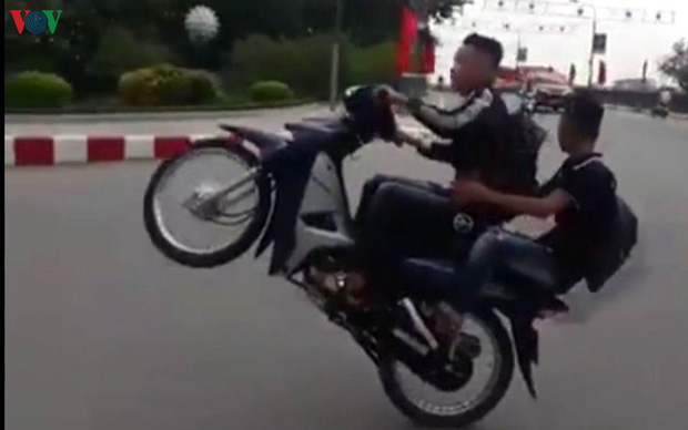 Thiếu niên chạy xe máy đánh võng, “bốc đầu” giữa đường - Ảnh 1.
