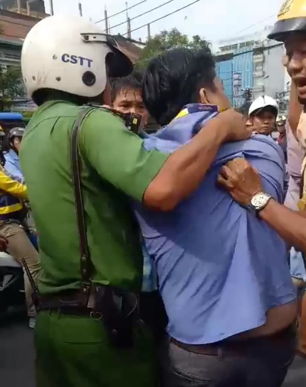 Va chạm giao thông, tài xế xe buýt dùng hung khí đâm bị thương tài xế GrabBike ở Sài Gòn