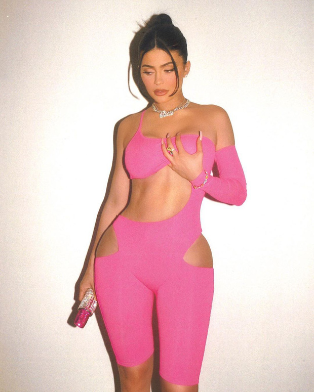 Khoe ảnh diện bikini bế con rất ra gì và này nọ, Kylie Jenner lại lộ vòng 3... bành trướng đến mức kỳ lạ - Ảnh 4.