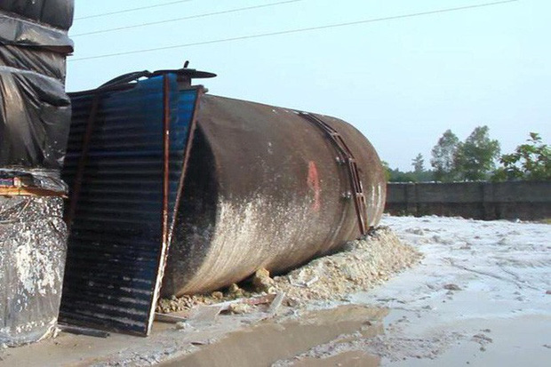 Cận cảnh nơi lưu giữ dầu thải bị tuồn ra đầu độc nước sông Đà của Công ty gốm sứ Thanh Hà - Ảnh 15.