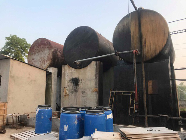 Cận cảnh nơi lưu giữ dầu thải bị tuồn ra đầu độc nước sông Đà của Công ty gốm sứ Thanh Hà - Ảnh 16.