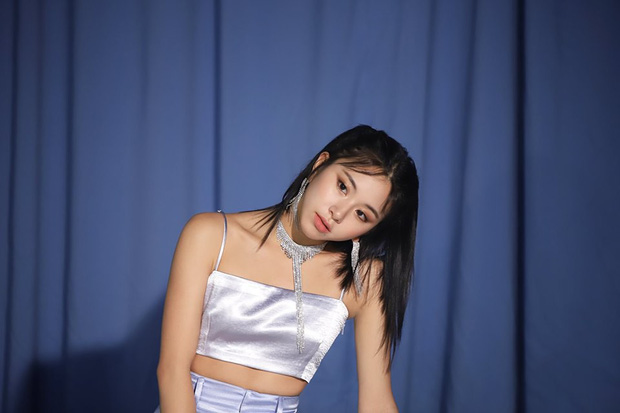 Tinh thần đồng đội đỉnh như TWICE: Chaeyoung vừa báo ốm, Mina đang bệnh vẫn tới hát thay để... trả ơn? - Ảnh 1.