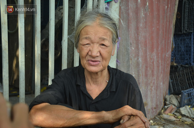 Xót thương cụ bà nhường căn phòng 3m2 cho con trai rồi sống một mình trong nhà rác sau chợ Long Biên - Ảnh 2.