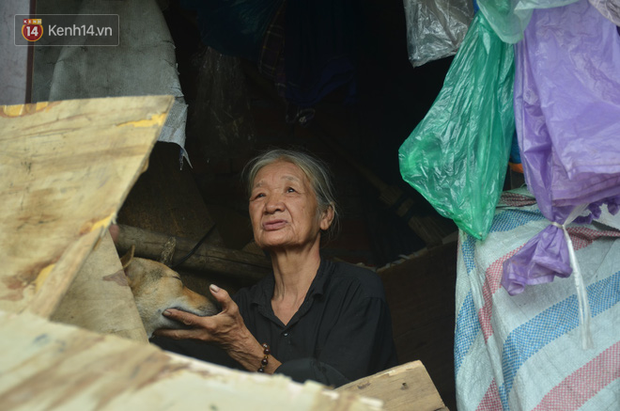 Xót thương cụ bà nhường căn phòng 3m2 cho con trai rồi sống một mình trong nhà rác sau chợ Long Biên - Ảnh 6.