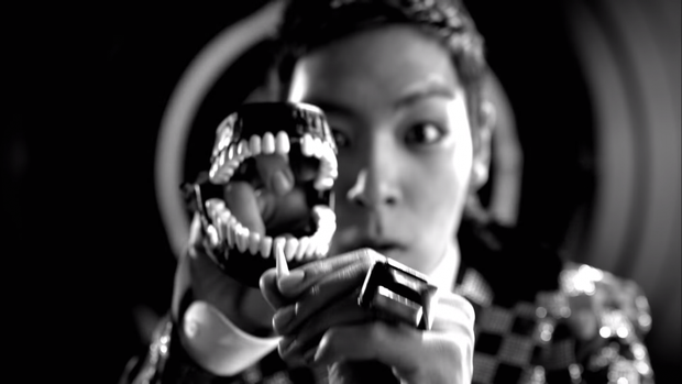 Nghi vấn MC Mong “cà khịa” T.O.P (BIGBANG) trong MV FAME, trả thù “ân oán” gần 10 năm trước? - Ảnh 3.