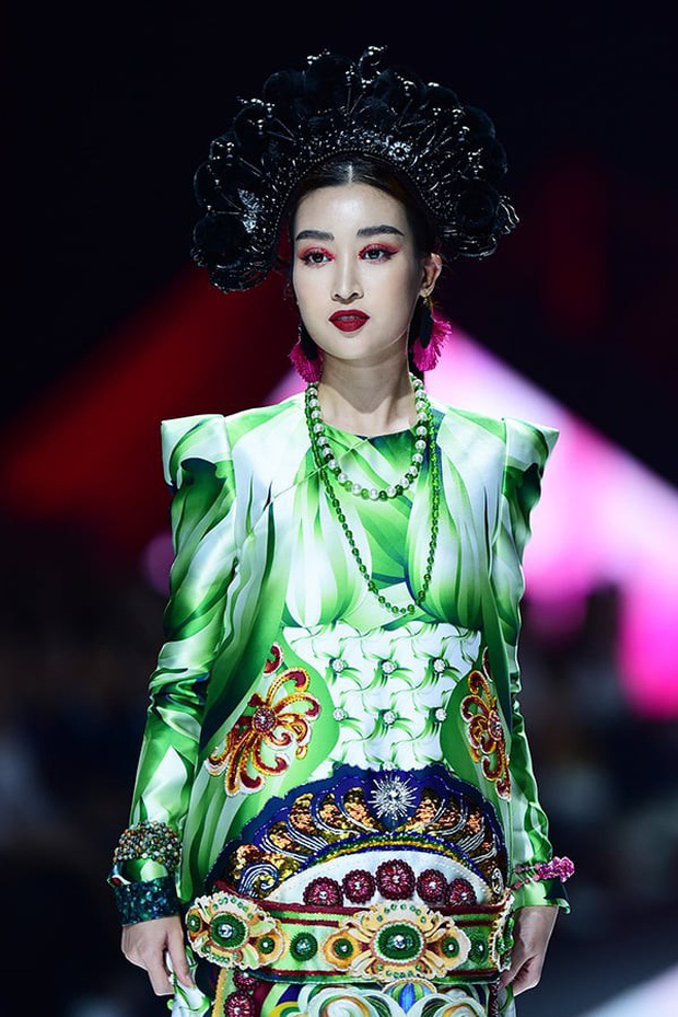 Hoa hậu Đỗ Mỹ Linh chưa bao giờ sắc sảo ma mị đến thế, hoá nàng Mỵ kiều diễm cho show diễn của Thuỷ Nguyễn - Ảnh 1.